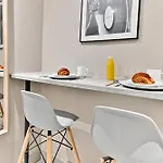 Compact In Practical & Convenient דירה פריז