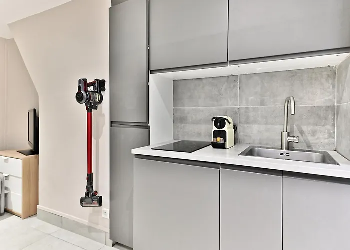 Compact In Practical & Convenient パリ